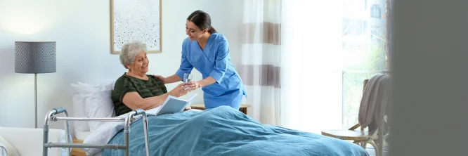 ¿Cómo se llama la profesión de cuidar ancianos?