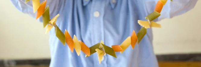 manualidad collar de macarrones