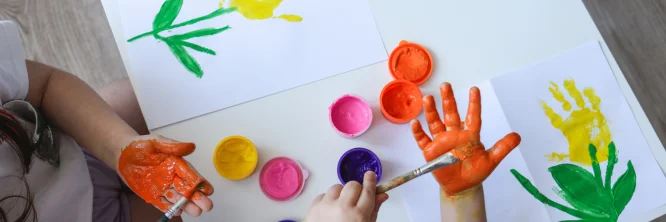 tarjeta con manos pintadas