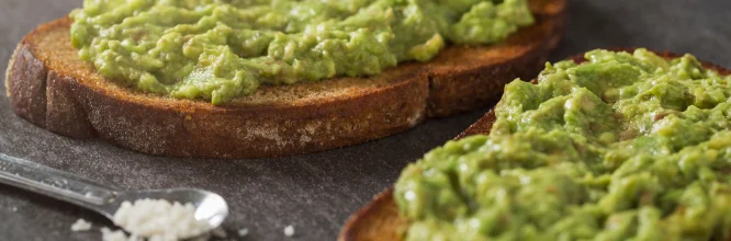 tostadas de aguacate con queso parmesano