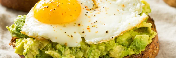 tostadas integrales con aguacate y huevo